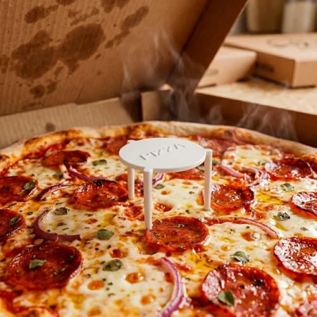 Produto sustentável mesita pizza em PP branco da Copopalhinhas para eventos e restauração