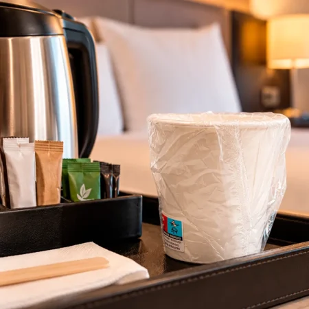 O Copo de Papel (Cartão) Branco Embalado Individualmente 24cl (240ml/8oz) surge como uma solução prática e higiénica para servir bebidas quentes ou frias.