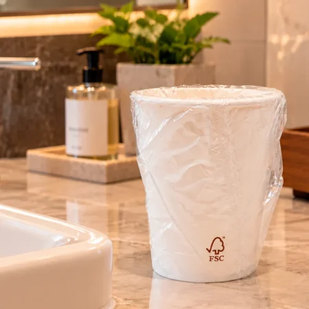 O Copo de Papel (Cartão) Branco Embalado Individualmente 36cl (360ml) apresenta-se como uma opção prática e higiénica para servir bebidas quentes ou frias.
