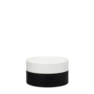 A caixa em cartão premium com tampa 200ml preto e branco, é uma embalagem elegante e altamente resistente, apta para utilização no forno, ideal para valorizar sobremesas gourmet e especialidades de pastelaria.