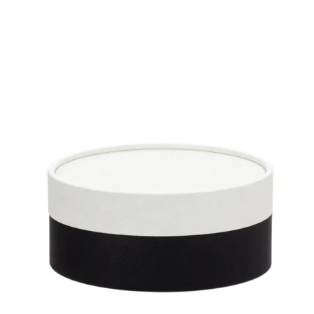 A caixa em cartão premium com tampa 700ml preto e branco, é uma embalagem elegante e altamente resistente, ideal para valorizar sobremesas gourmet e especialidades de pastelaria.